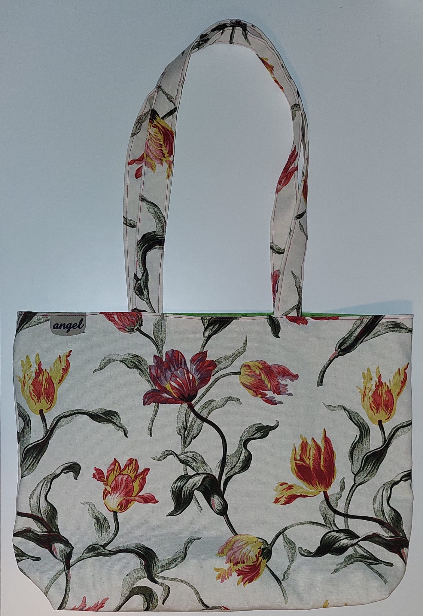 Tasche mit hellem Blumenmuster